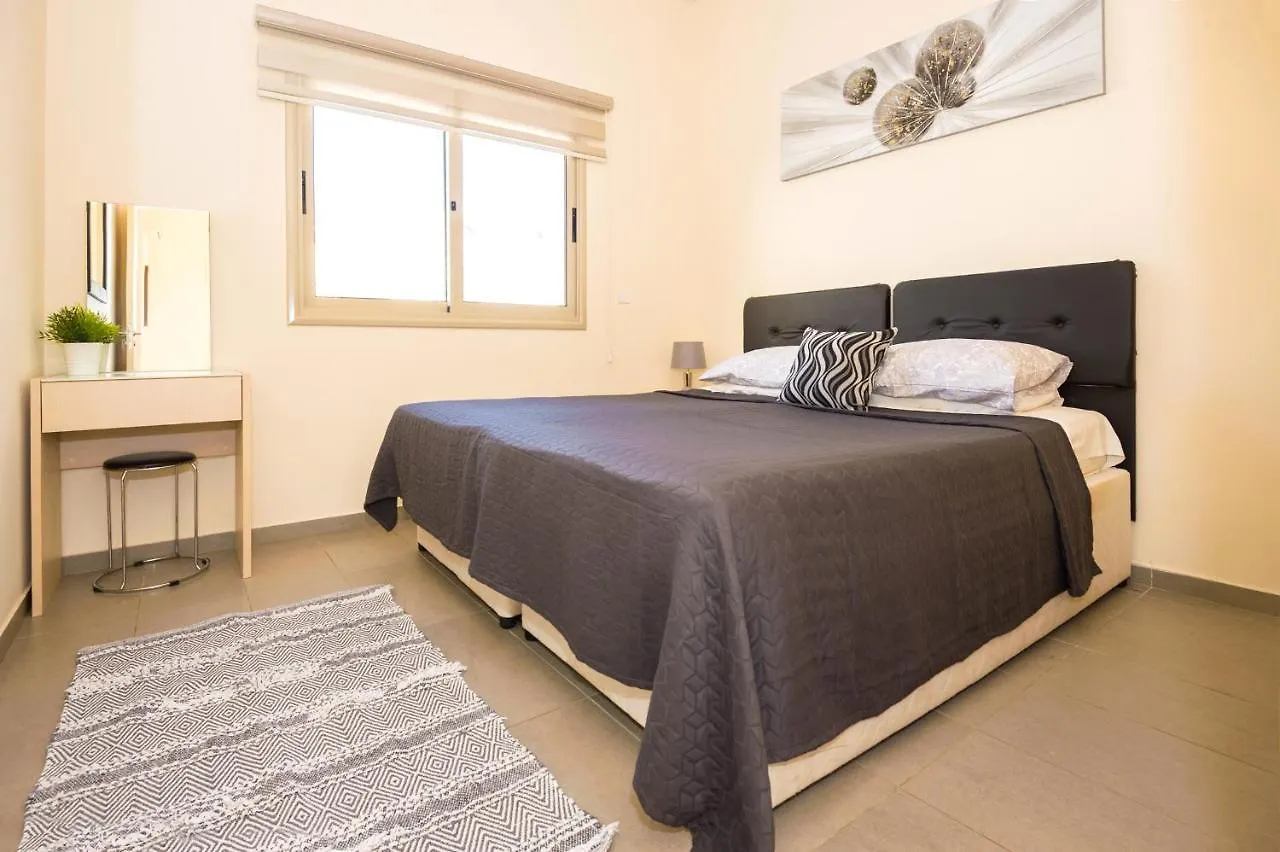 Bowker Apartment Протарас 0*,